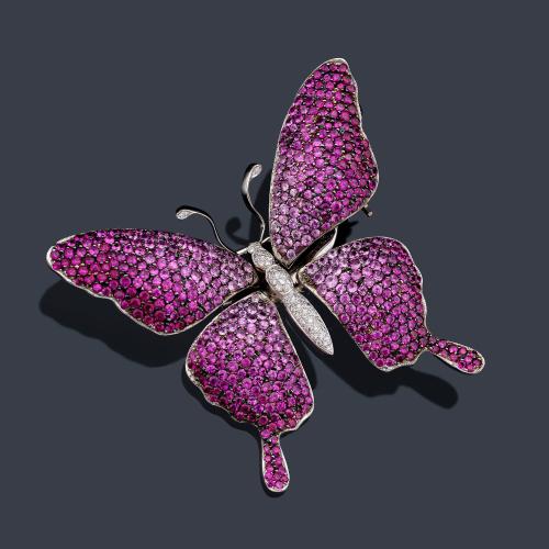  Broche en forma de mariposa con pavé de rubíes y zafiros rosas en degradado de color.