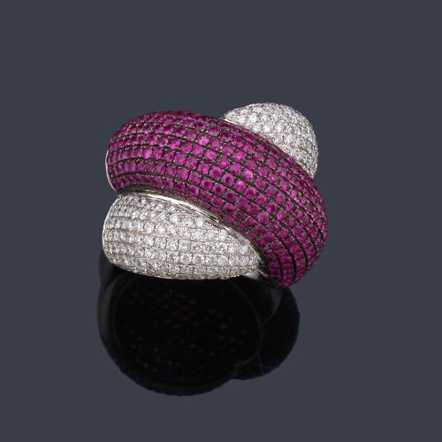  Anillo con dos brazos contrapeados con pavé de rubíes de aprox. 3,50 ct y brillantes de aprox. 1,90 ct en total.