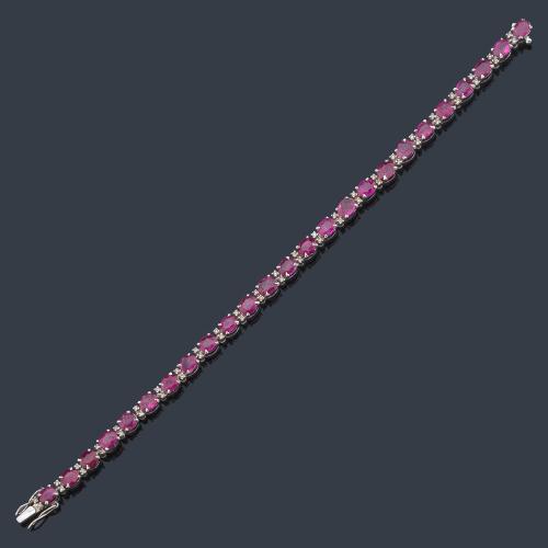 Pulsera rivière con rubíes talla oval de aprox. 10,00 ct intercalado con brillantes.