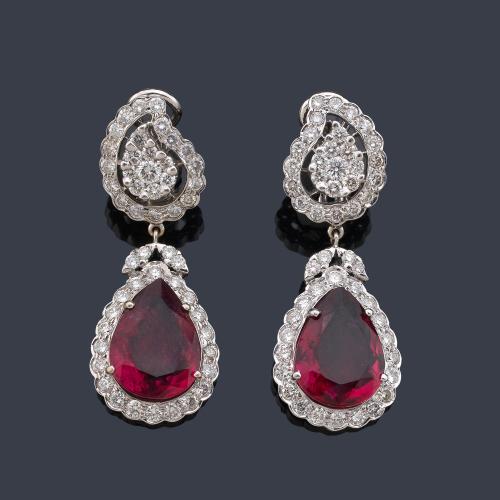  Pendientes largos con pareja de rubelitas talla perilla de aprox. 12,48 ct en total, con motivo superior cuajado de brillantes de aprox. 3,75 ct en total.