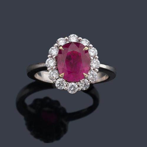  Anillo con rubí talla oval de aprox. 3,05 ct con orla de brillantes de aprox. 0,68 ct en total. Certificado GRS Gemresearch Lab.