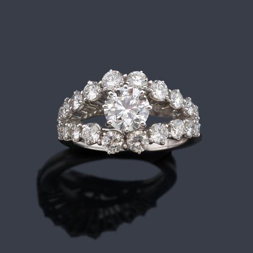  Anillo con brillante central de aprox. 1,00 ct con doble banda de brillantes de aprox. 1,40 ct en total.