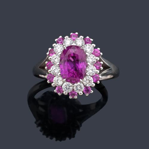  Anillo con zafiro rosa talla oval de aprox. 2,14 ct con doble orla de brillantes de aprox. 0,55 ct y zafiros rosas de aprox. 0,33 ct en total.