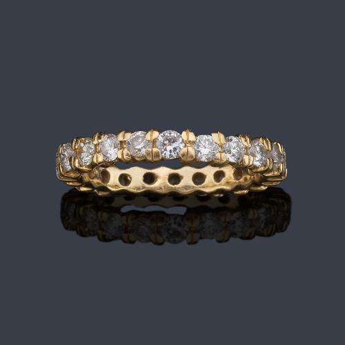 Alianza completa con brillantes de aprox. 1,10 ct en total.