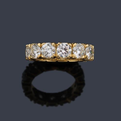  Alianza completa con brillantes de aprox. 6,85 ct en total.