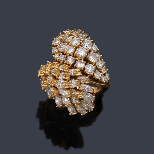  Anillo con dos brazos contrapeados con diamantes talla brillante y marquís de aprox. 5,80 ct en total.