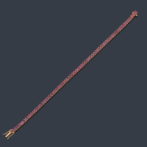  Pulsera rivière con rubíes calibrados de aprox. 8,60 ct en total.