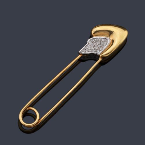 Alfiler- prendedor con motivo en pavé de brillantes en montura de oro amarillo de 18K con detalle en oro blanco de 18K.