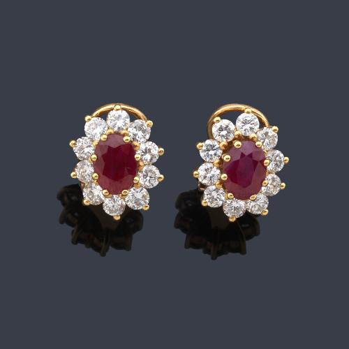  Pendientes cortos con pareja de rubíes talla oval de aprox. 2,12 ct en total y orla de brillantes de aprox. 1,80 ct.