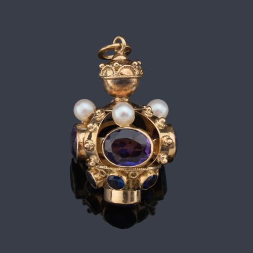 Colgante con diseño de corona realizado en oro amarillo de 18K, cuarzos amatistas y perlas. S. XIX.