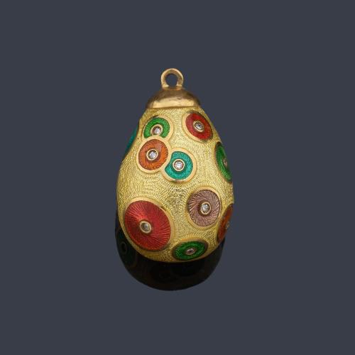 Colgante con diseño de huevo de Pascua con motivos circulares con brillantes embutidos sobre esmalte 'guillochè' en tono dorado.