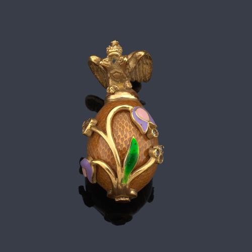 Colgante con diseño de huevo de Pascua con diseño floral y esmalte 'guillochè' en tono dorado.