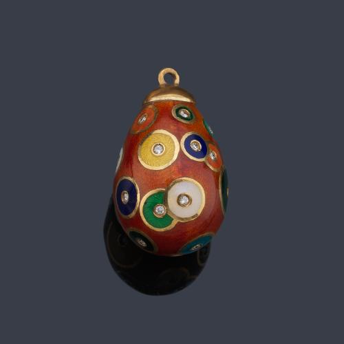 Colgante con diseño de huevo de Pascua con motivos circulares con brillantes embutidos sobre esmalte 'guillochè' en tono terracota.