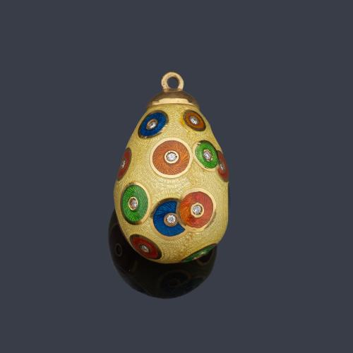 Colgante con diseño de huevo de Pascua con motivos circulares con brillantes embutidos sobre esmalte 'guillochè' en montura de oro amarillo de 18K.