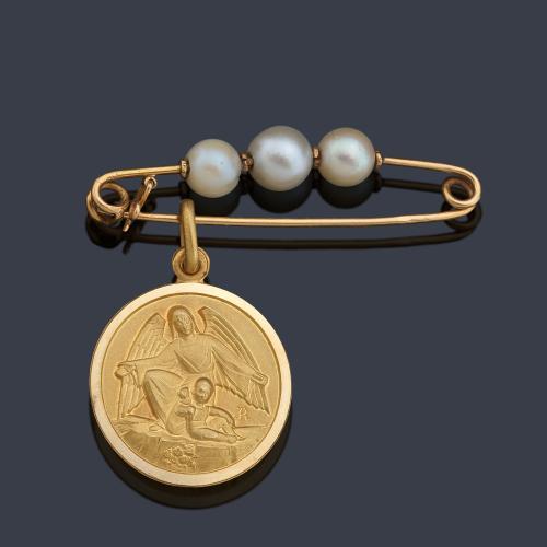 Alfiler - prendedor con tres perlas y medalla con la Imagen del Ángel de la guarda en montura de oro amarillo de 18K.