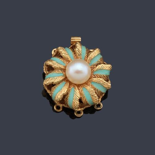 Broche para collar con diseño floral en oro amarillo de 18K con perlita central y esmalte azul.