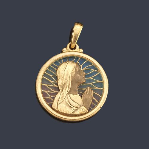  Medalla devocional con La Imagen de La Virgen cincelada en oro amarillo mate y brillo de 18K sobre esmalte 'pliquè-a-jour' en degradado de color. Ppios S. XX.