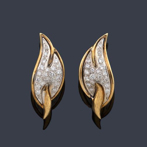  Pendientes cortos con diseño vegetal y centro de pavé de brillantes en oro bicolor de 18K.