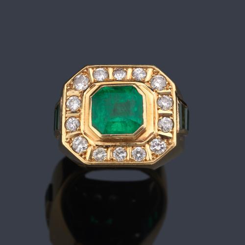  Anillo con esmeralda central de aprox. 2,60 ct y orla de brillantes de aprox. 0,60 ct en total.