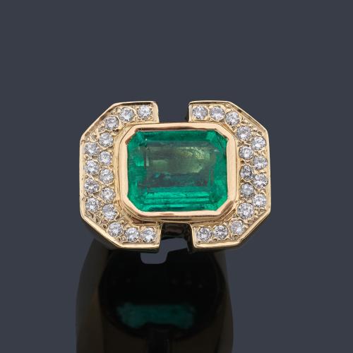  Anillo con esmeralda central de aprox. 7,00 ct con pavé de brillantes en ambos lados de brillantes de aprox. 1,20 ct en total.