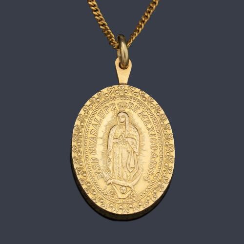 Medalla devocional con La Imagen de La Virgen Guadalupe en montura y cadena de oro amarillo de 18K.