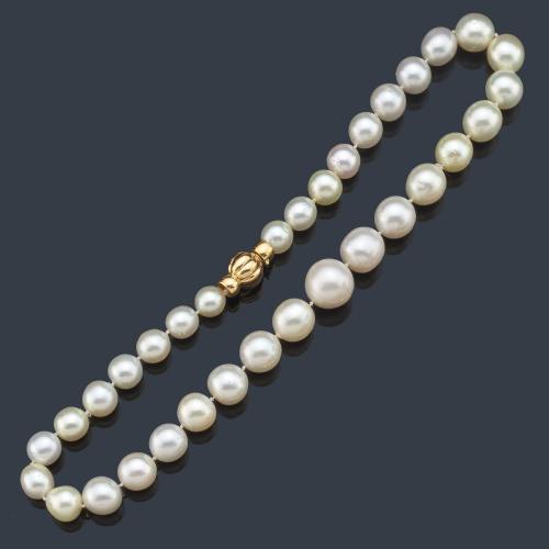 Collar con hilo de perlas australianas de aprox. 9,72 mm - 15,70 mm con cierre esférico con diseño gallonado en montura de oro amarillo de 18K.