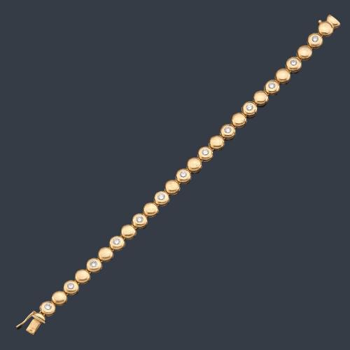  Pulsera con eslabones circulares realizados en oro amarillo de 18K intercalado con brillantes.