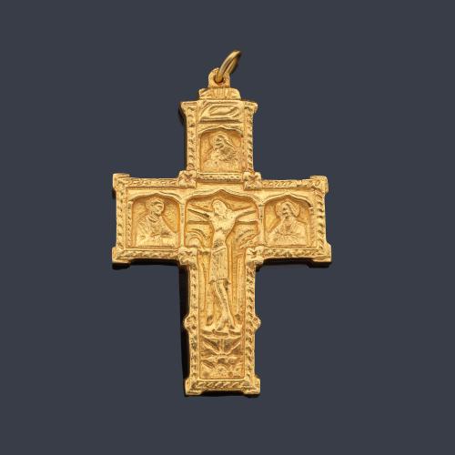 Cruz labrada estilo bizantino realizada en oro amarillo de 18K.