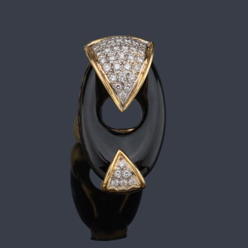  Anillo años '70 con pieza ovalada de ónix y dos motivos en pavé de brillantes.