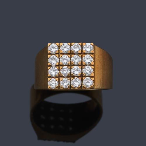 Anillo tipo sello con brillantes de aprox. 0,96 ct en total.