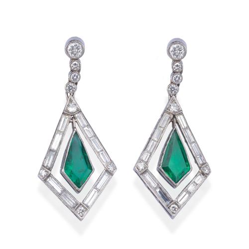  Pendientes largos con dos esmeraldas talla fantasía de aprox. 3,50 ct en total y diamantes talla baguette y brillante.