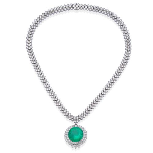  Importante collar con gran esmeralda central de aprox. 32,00 ct con diamantes talla brillante y marquís de aprox. 35,00 ct en total.