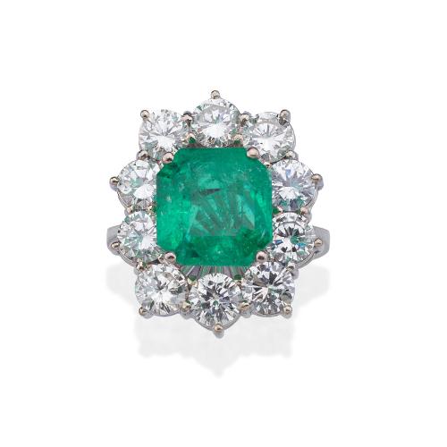  Anillo con esmeralda colombiana de aprox. 4,40 ct y orla de brillantes de aprox. 3,50 ct en total.