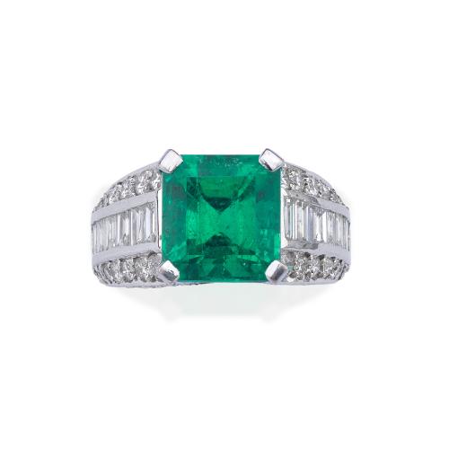  Anillo con esmeralda central de aprox. 4,35 ct con dos bandas de diamantes talla brillante y baguette de aprox. 2,20 ct en total. Certificado W.G.C.