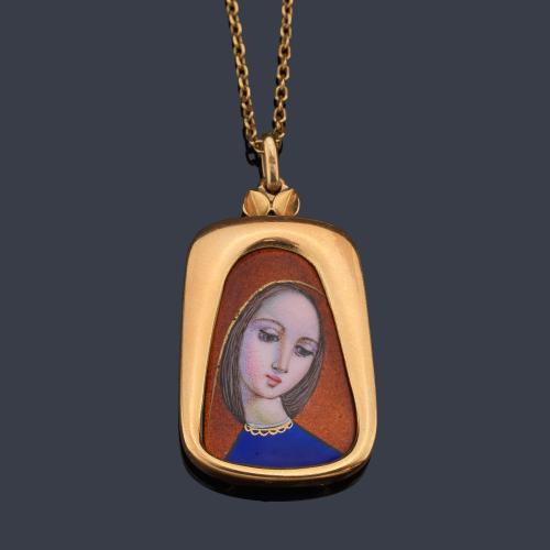  Medalla devocional con La Imagen de la Virgen Niña en esmalte policromado.