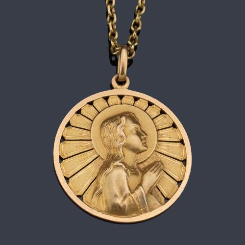  Medalla devocional con La Imagen de La Virgen realizado en montura y cadena de oro amarillo de 18K.