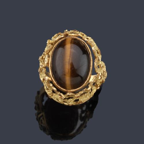 Anillo años '70 con cuarzo 'ojo de tigre' talla cabujón intercambiable con coral talla cabujón, en montura calada de oro amarillo de 18K.