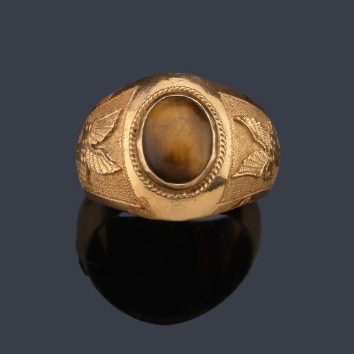  Anillo con cuarzo 'ojo de tigre' en montura de oro amarillo de 18K, con detalles cincelados.