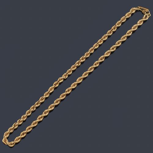 Collar con diseño de cordón enroscado realizado en oro amarillo de 18K.
