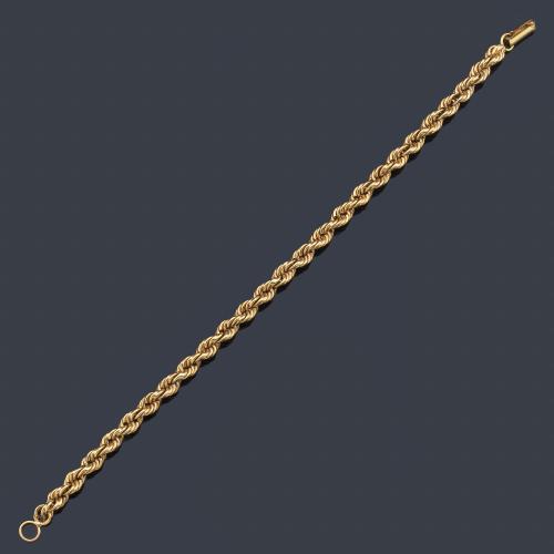 Pulsera con diseño de cordón en oro amarillo de 18K.
