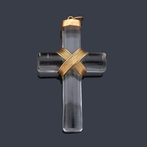 Cruz realizada en cristal de roca con detalles en oro amarillo de 18K.