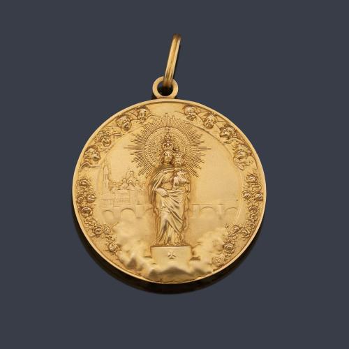 Medalla devocional de la Virgen del Pilar realizada en oro amarillo de 18K.