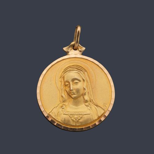 Medalla devocional con La Imagen de La Virgen con gran profusión de detalles, realizada en oro amarillo de 18K.