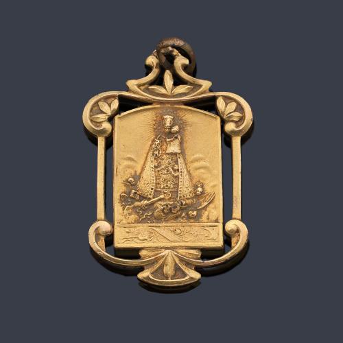 Medalla devocional con La Imagen de La Virgen del Carmen en montura de oro amarillo de 18K.