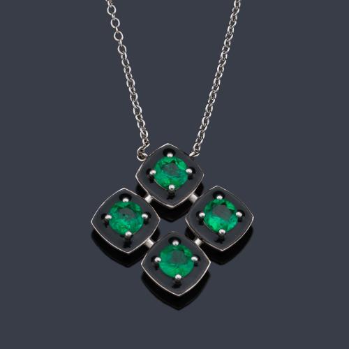  Colgante con cuatro esmeraldas de aprox. 1,05 ct en total enmarcadas en esmalte negro.