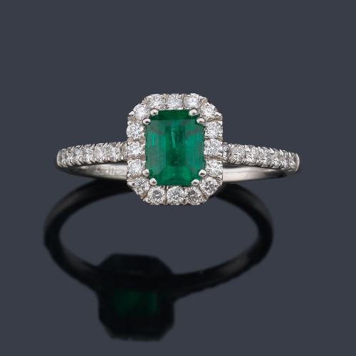 Anillo con esmeralda talla rectangular de aprox. 0,76 ct con orla y brazos de brillantes de 0,32 ct en total.