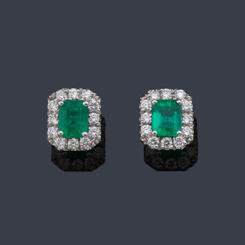 Pendientes cortos con dos esmeraldas de 0,70 ct con orla de brillantes de aprox. 0,24 ct en total.