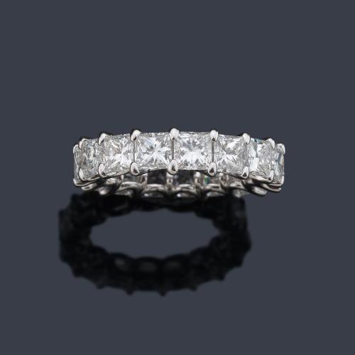 Alianza completa con diamantes talla princesa de aprox. 5,10 ct en total.