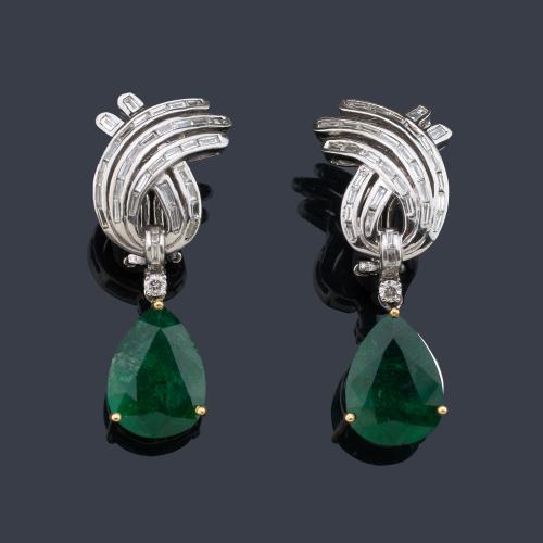  Pendientes largos con pareja de esmeraldas talla perilla de aprox. 12,76 ct y diamantes talla brillante y baguette de aprox. 1,40 ct en total.