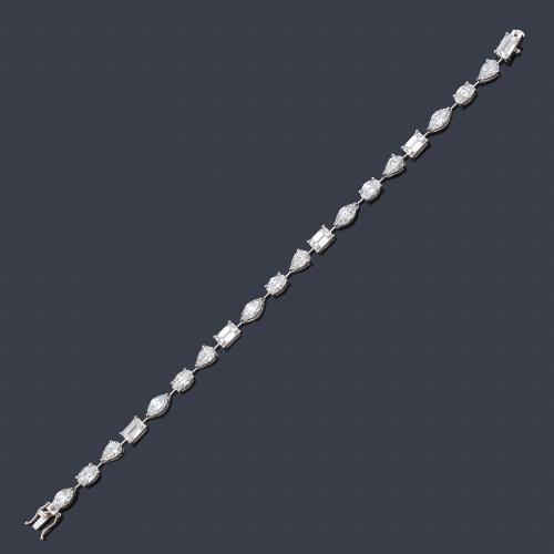  Pulsera tipo rivière con diamantes talla baguette, perilla, oval y marquís de aprox. 8,37 ct en total.